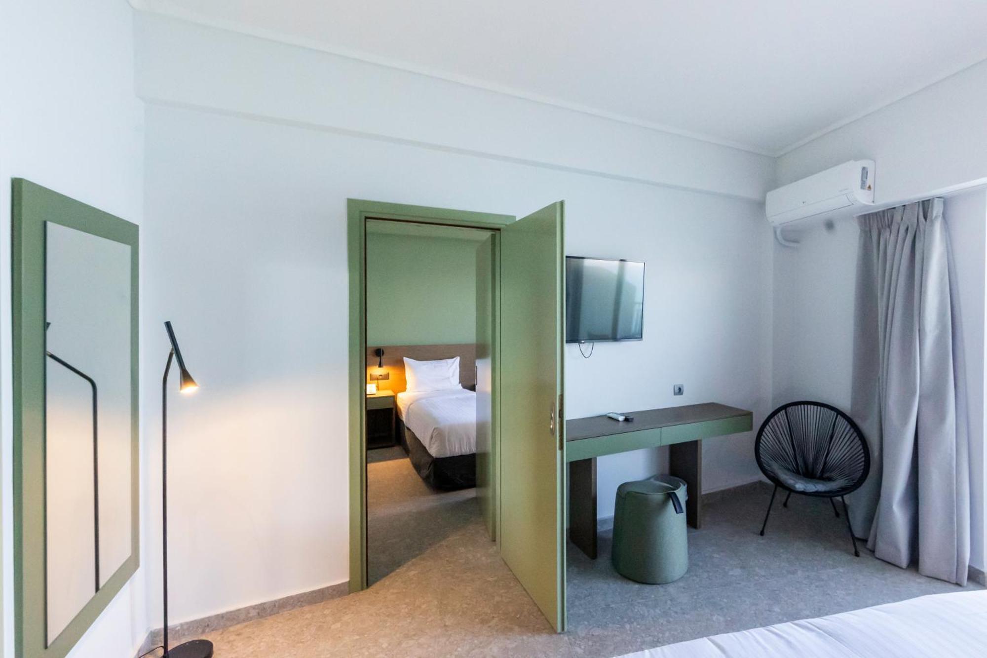 מלון Messinian Bay 4*