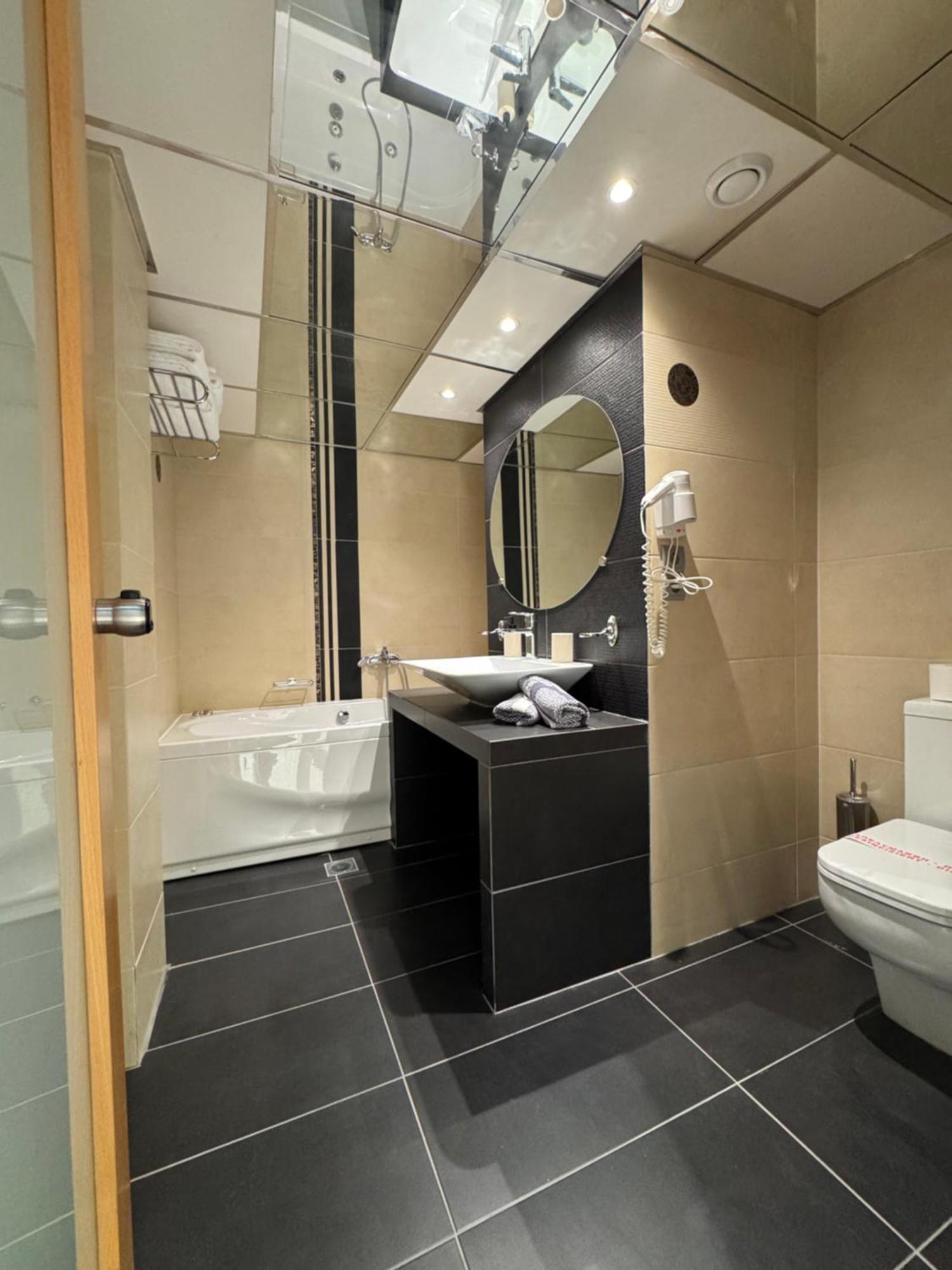 Messinian Bay מלון 4*