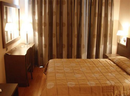 מלון Messinian Bay 4*